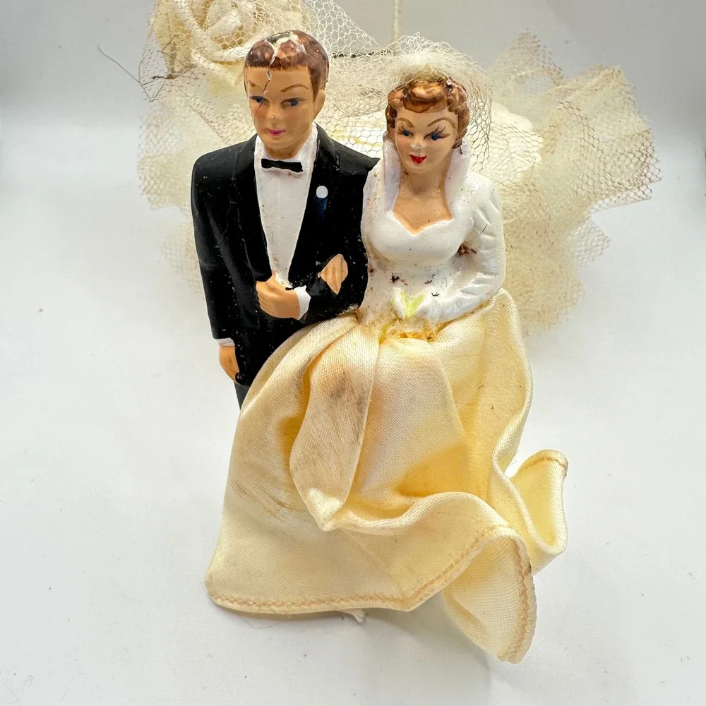 Vtg MCM Wedding Cake Topper Bride Groom Bell Net Flowers Retro Chalkware Decor